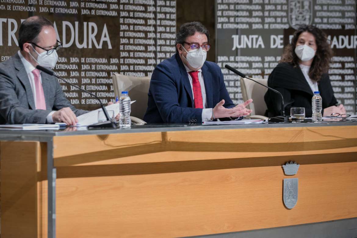 El Sistema Sanitario Público de Extremadura contabiliza 145 proyectos de investigación en 2020, según la memoria redactada por FundeSalud